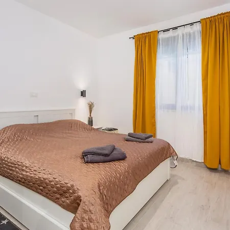 2 Bedroom Stunning In *