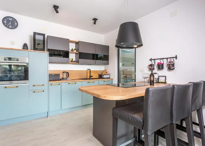 2 Bedroom Stunning In * Омишаль