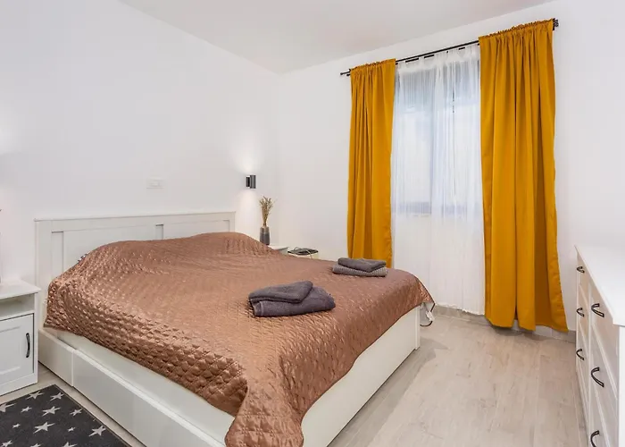 2 Bedroom Stunning In *